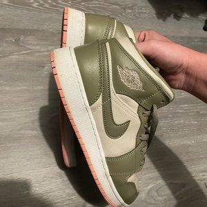 Jordan 1 Mid Green & Pink